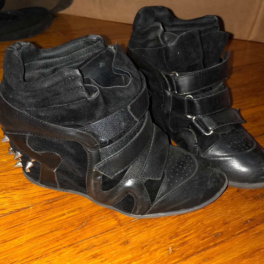 Black wedged sneaker with spikes on the back